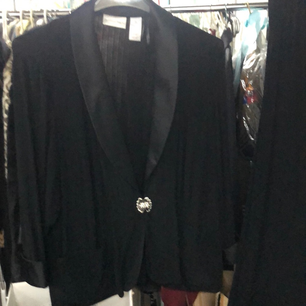 Gorgeous Draper and DaMONS pants suit. The sleeve cuffs satin look